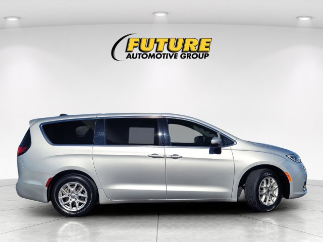 Used 2023 Chrysler Pacifica Touring-L FWD image 3