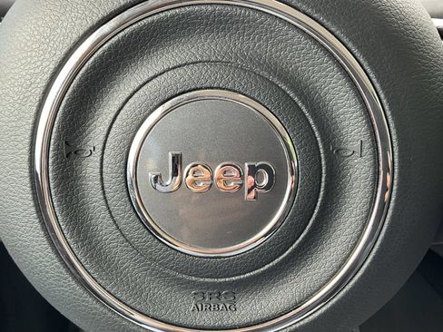 Used 2023 Jeep Renegade Latitude AWD/4WD image 37
