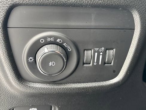 Used 2023 Jeep Grand Cherokee Limited image 28