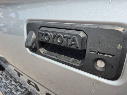 Used 2018 Toyota Tacoma TRD Off-Road w/ Technology Package AWD/4WD image 21