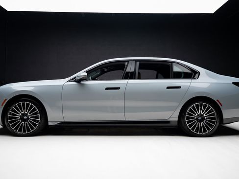 Used 2024 BMW i7 xDrive60 w/ M Sport Package RWD image 17