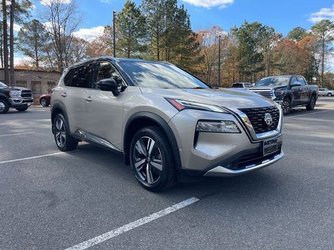 Used 2021 Nissan Rogue Platinum image 4