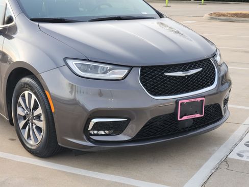 Used 2022 Chrysler Pacifica Limited image 7