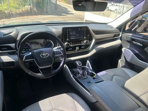 Used 2022 Toyota Highlander XLE AWD/4WD image 15