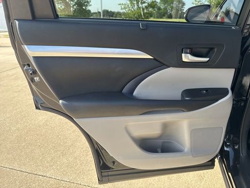 Used 2017 Toyota Highlander XLE AWD/4WD image 19