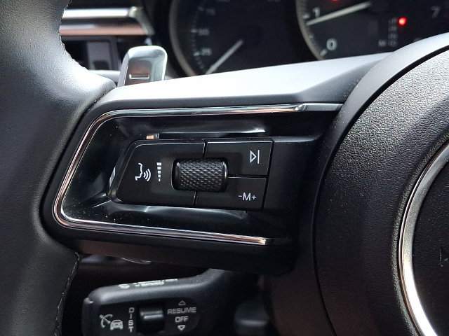 Certified 2025 Porsche Macan AWD/4WD image 25