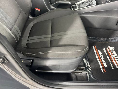 Used 2025 Hyundai Venue SEL image 32