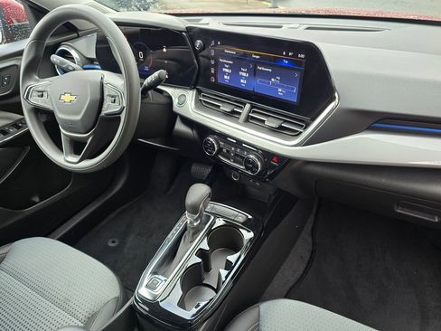 Used 2025 Chevrolet Trax LT FWD image 10
