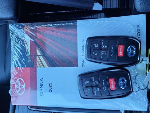 Used 2025 Toyota Sienna XSE image 34