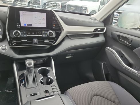 Used 2023 Toyota Highlander LE FWD image 19