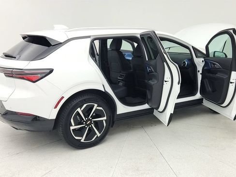 Used 2024 Chevrolet Equinox EV LT FWD image 12