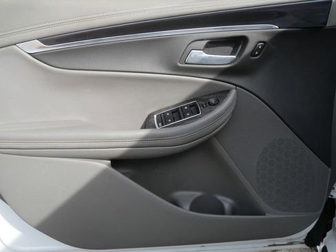 Used 2015 Chevrolet Impala LT w/ Convenience Package image 12