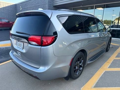 Used 2018 Chrysler Pacifica Touring-L w/ Premium Audio Group FWD image 4