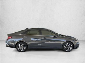 Used 2025 Hyundai Elantra SEL FWD video 4