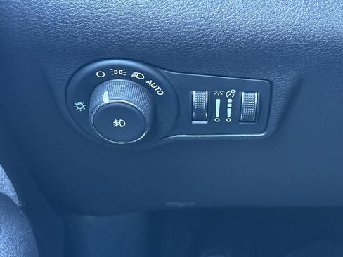 Used 2025 Jeep Compass Latitude image 30