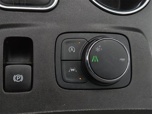 Used 2023 Chevrolet Traverse High Country image 29