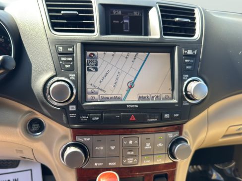 Used 2011 Toyota Highlander Limited w/ Tow Pkg AWD/4WD image 25