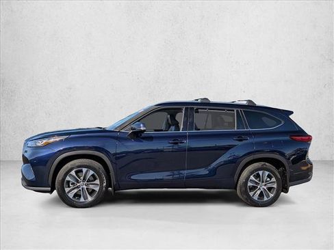 Used 2020 Toyota Highlander XLE FWD image 2