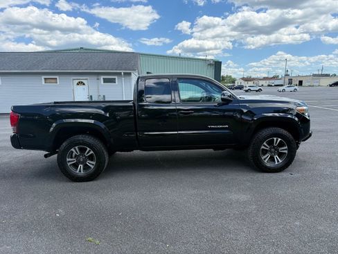 Used 2017 Toyota Tacoma TRD Sport w/ Tow Package (A/T) AWD/4WD image 4