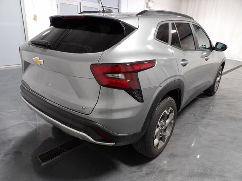 Used 2025 Chevrolet Trax LT w/ LT Convenience Package FWD image 5