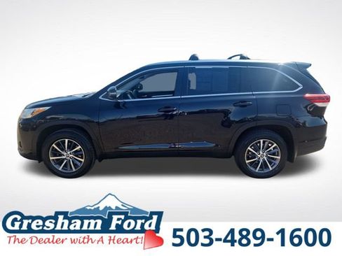 Used 2019 Toyota Highlander XLE AWD/4WD image 3