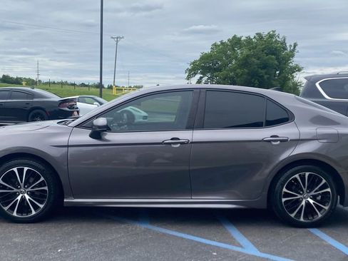 Used 2019 Toyota Camry SE w/ 4 Season Floor Mat Package FWD image 3