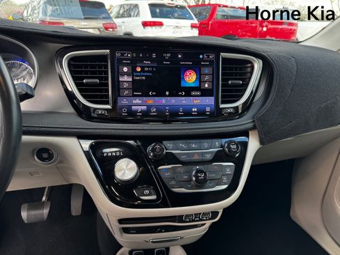 Used 2021 Chrysler Pacifica Touring-L w/ Uconnect Theater Family Group image 20