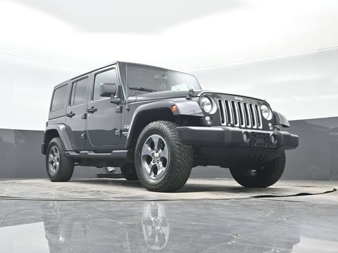 Used 2017 Jeep Wrangler Unlimited Sahara w/ Dual Top Group AWD/4WD image 33