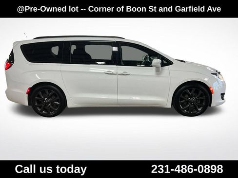 Used 2018 Chrysler Pacifica Touring-L Plus w/ S Appearance Package FWD image 6