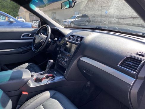 Used 2017 Ford Explorer XLT w/ Equipment Group 202A AWD/4WD image 19