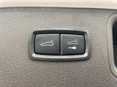 Certified 2025 Porsche Macan image 8