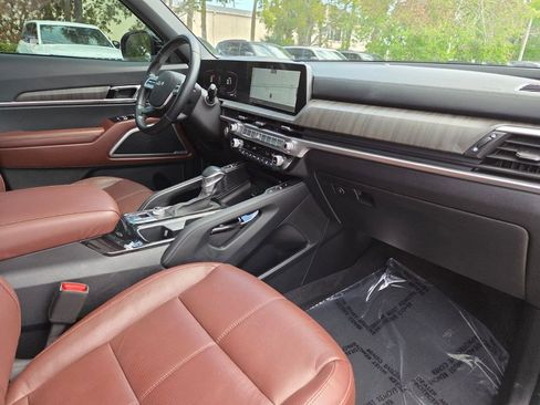 Used 2024 Kia Telluride EX w/ EX Captain's Chair Package image 9