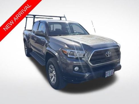 Used 2017 Toyota Tacoma SR5 w/ Tow Package RWD image 1
