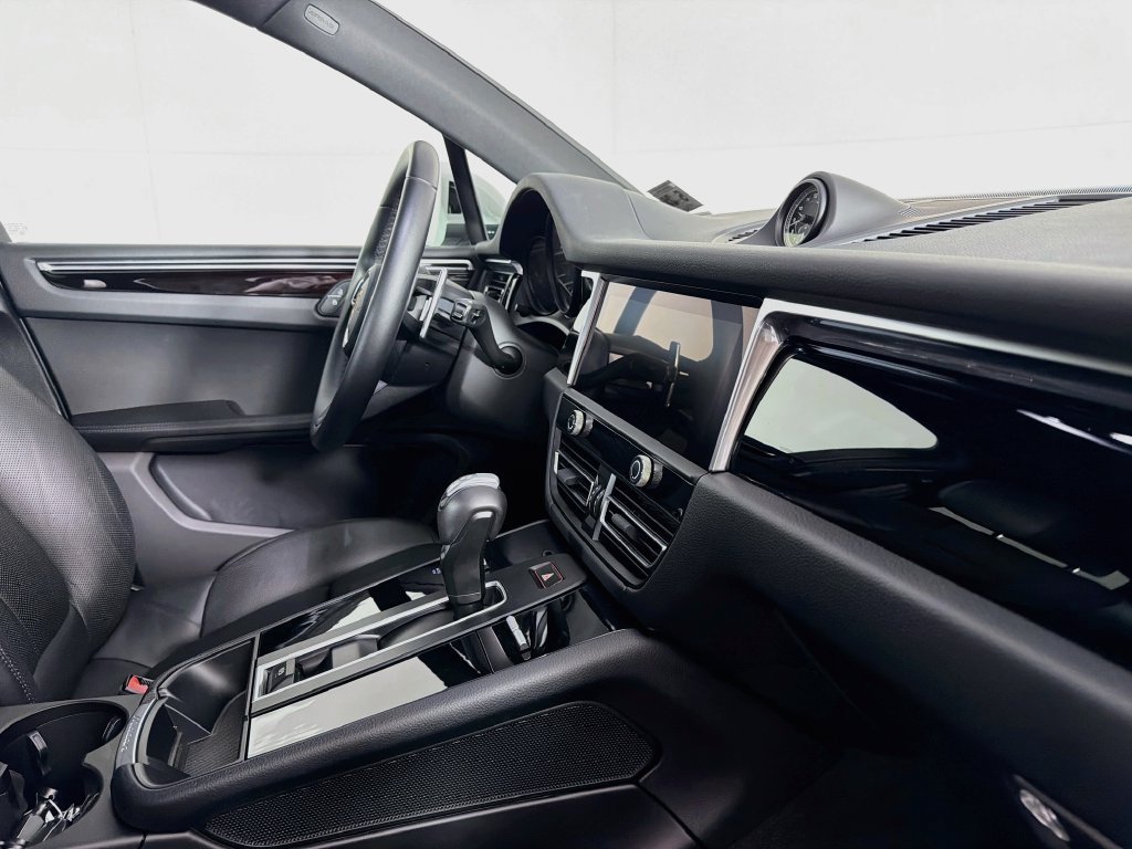 Certified 2023 Porsche Macan AWD/4WD image 31