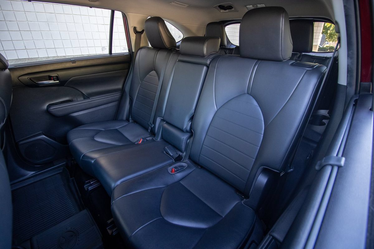 Used 2020 Toyota Highlander XLE FWD image 18