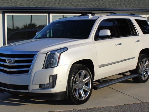 Used 2019 Cadillac Escalade Premium Luxury RWD image 1