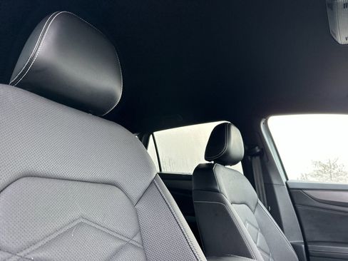 Used 2024 Volkswagen Atlas Cross Sport SE image 16