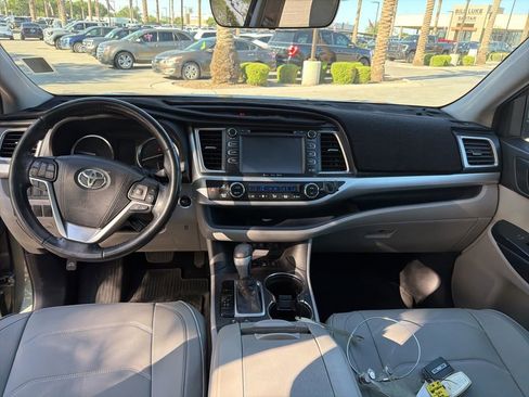 Used 2018 Toyota Highlander XLE AWD/4WD image 7