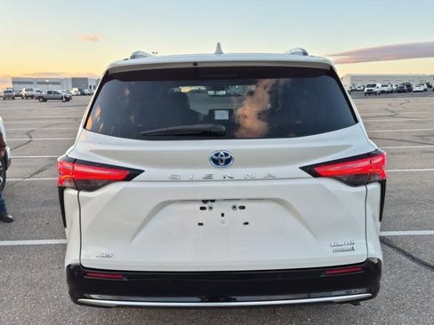 Used 2021 Toyota Sienna Limited image 3