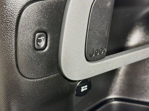 Used 2016 Jeep Cherokee Trailhawk w/ Leather Interior Group AWD/4WD image 38