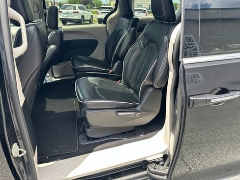 Used 2023 Chrysler Pacifica Limited FWD image 14