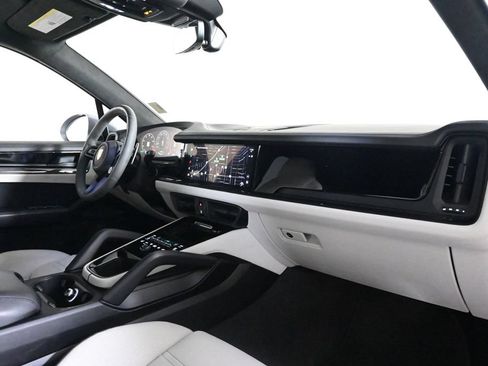 Certified 2025 Porsche Cayenne GTS AWD/4WD image 17