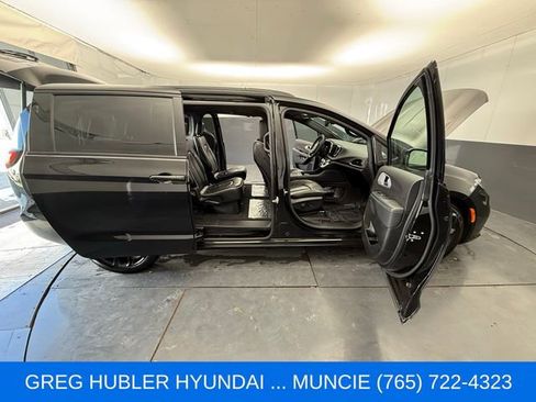 Used 2025 Chrysler Pacifica Limited FWD image 21