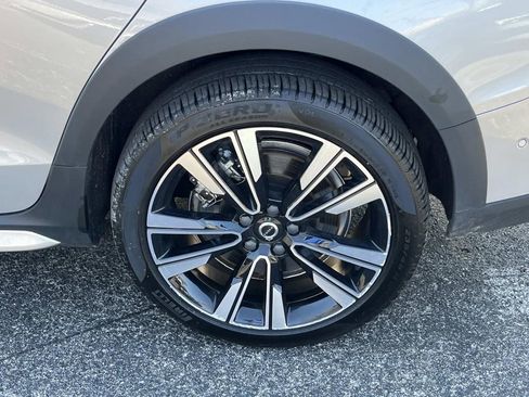 Used 2023 Volvo V60 B5 Cross Country Ultimate w/ Climate Package image 11