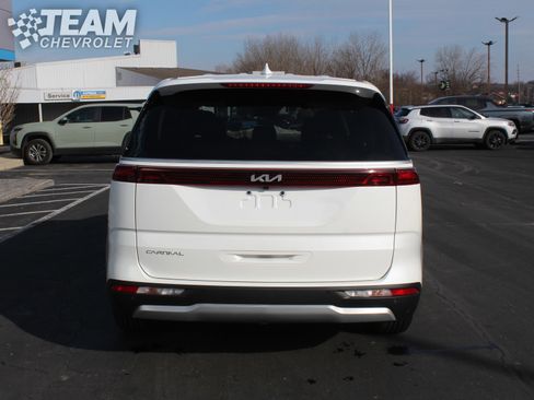 Used 2024 Kia Carnival EX image 5