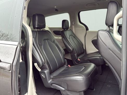Used 2023 Chrysler Pacifica Touring-L FWD image 11