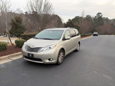 Used 2017 Toyota Sienna XLE w/ XLE Navigation Package image 9
