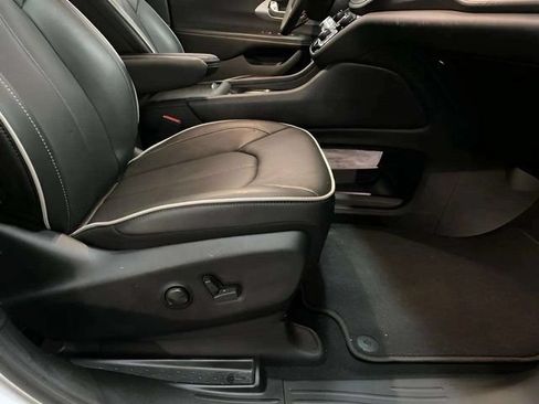 Used 2026 Chrysler Pacifica Limited FWD image 53
