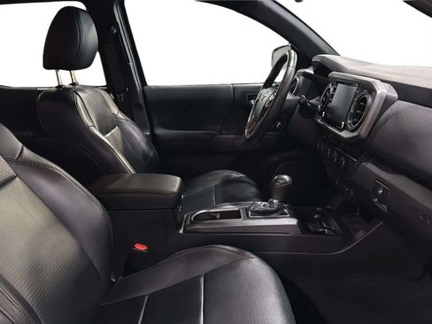 Used 2020 Toyota Tacoma SR5 AWD/4WD image 8