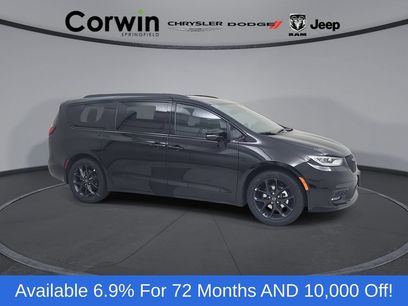 New 2026 Chrysler Pacifica Select w/ S Appearance Package